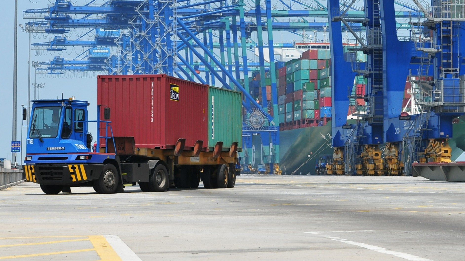 How Terminal Tractors Move Heavy Loads Easily